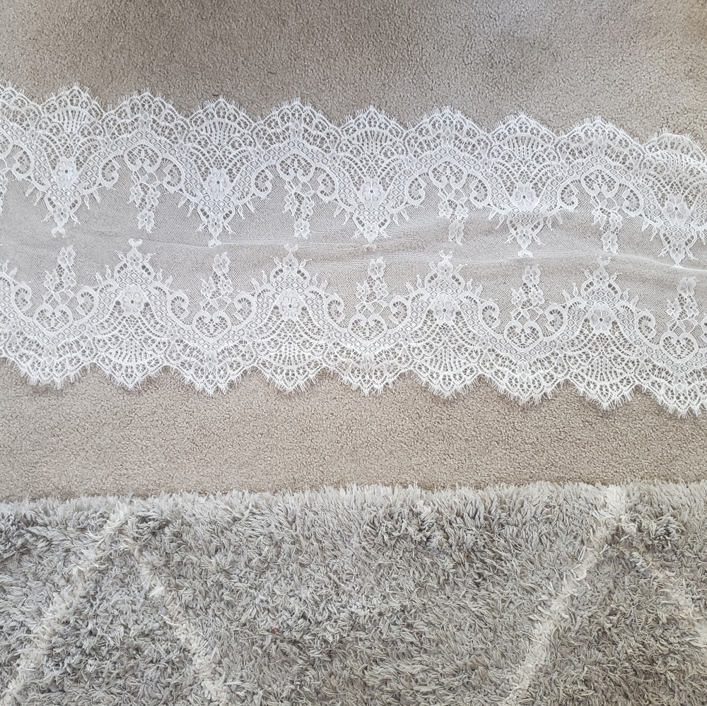Lace runner - Picture 2 of 2